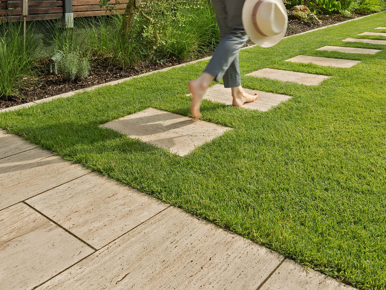 Nádherně sametový pocit pod nohama Travertinové desky Natura s patkami přejíždějícími přes desky