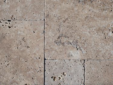 Detailní záběr na Travertin Noce ve venkovním prostoru