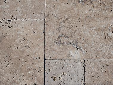 Detailní záběr na Travertin Noce ve venkovním prostoru