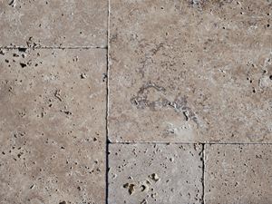 Detailní záběr na Travertin Noce ve venkovním prostoru