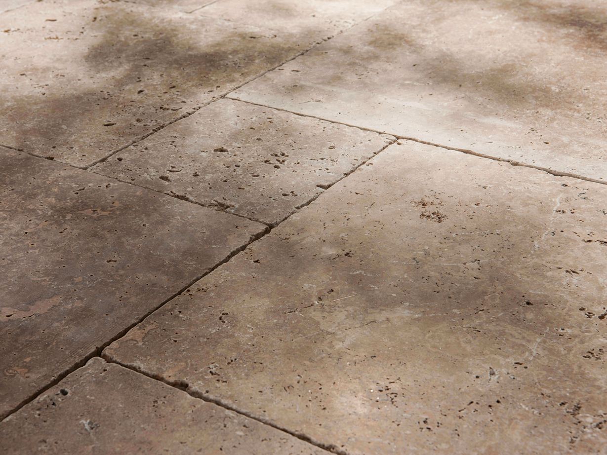 Travertinové desky Noce, tromlované, boční záběr s polostínem