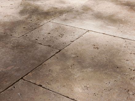 Travertinové desky Noce, tromlované, boční záběr s polostínem