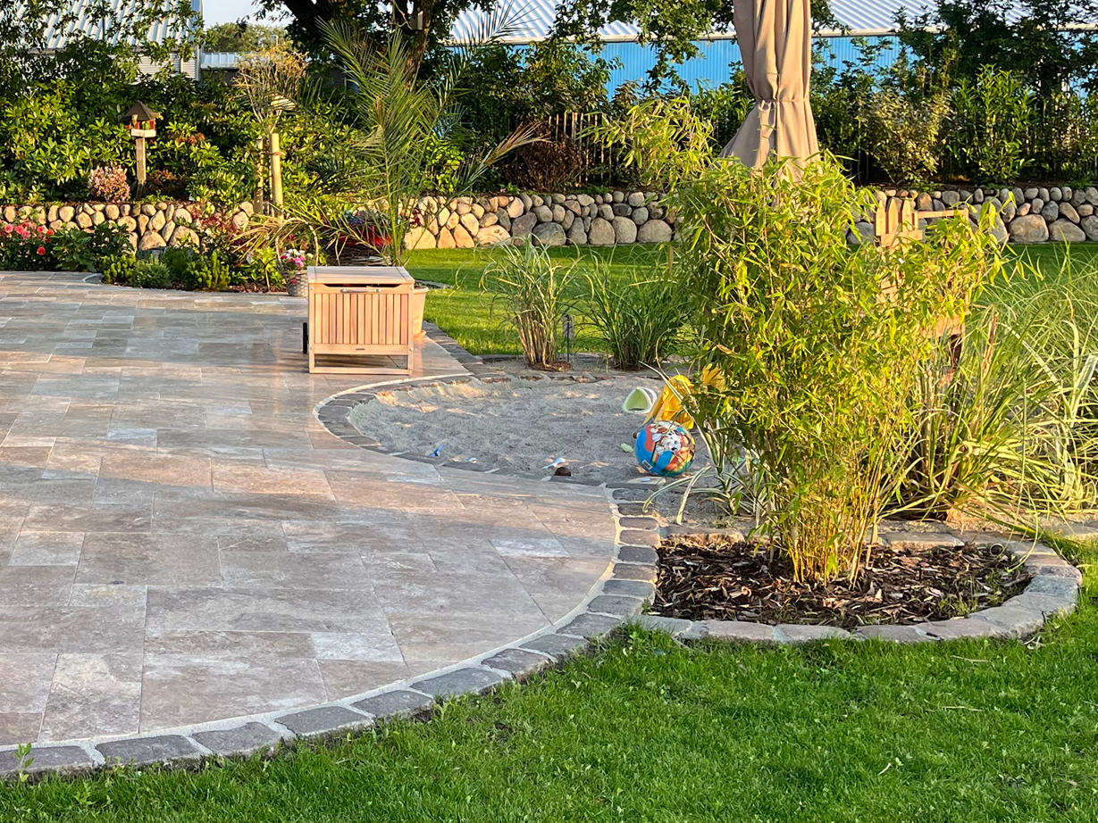 Travertinová terasa Noce s večerní atmosférou Travertinová terasa Noce s pískovištěm Kulatá terasa večerní nálada