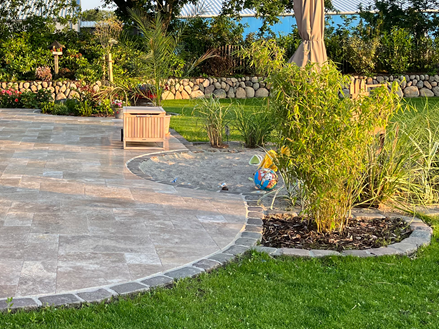 Travertinová terasa Noce s pískovištěm Kulatá terasa večerní nálada