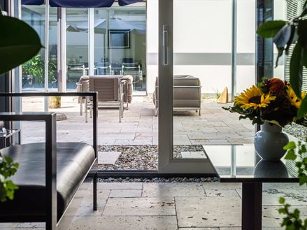 Zimní zahrada s deskami z přírodního kamene Travertin Rustic a moderním nábytkem