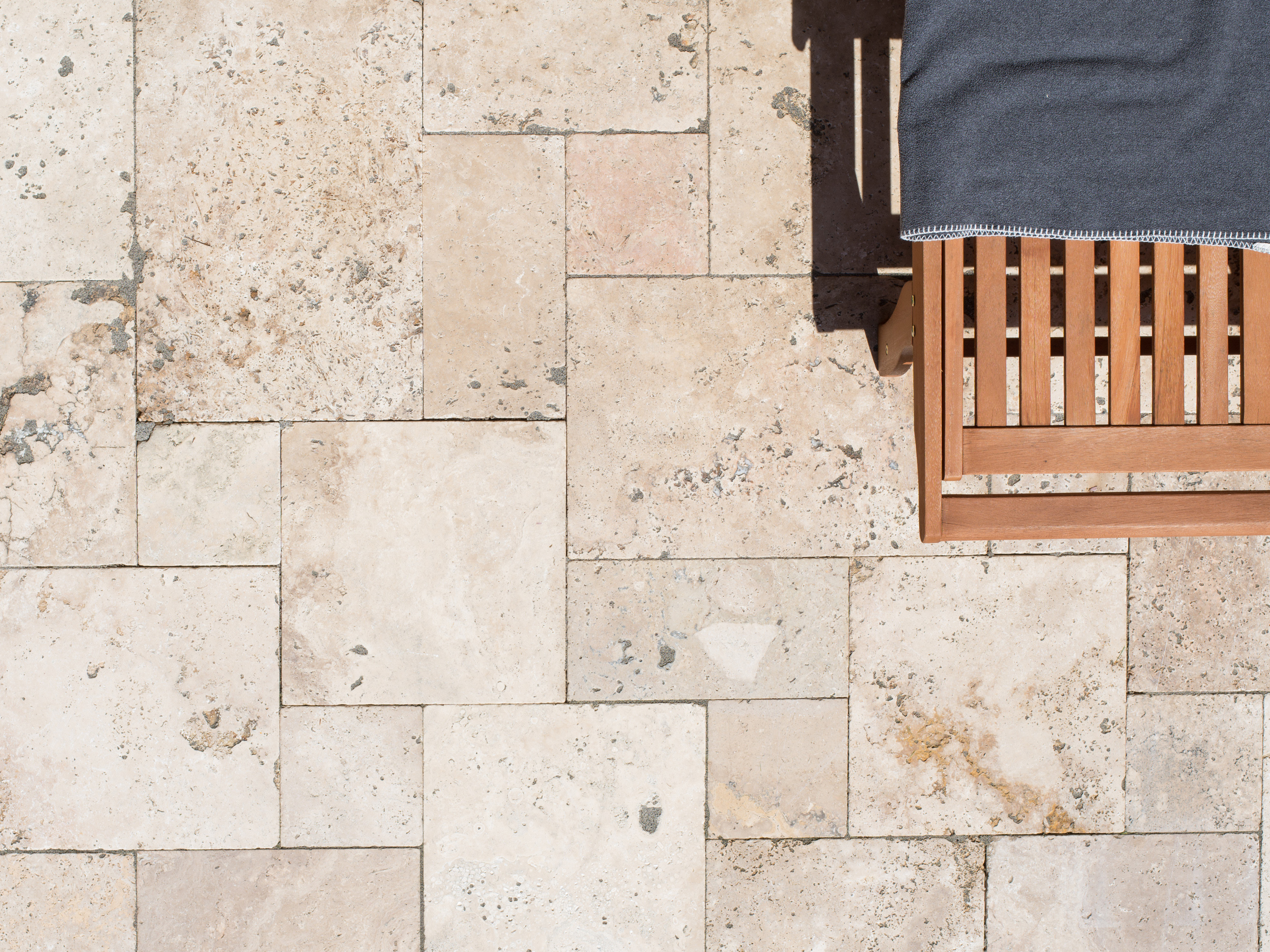 Pohled na Travertin Rustic v římské vazbě s lehátkem