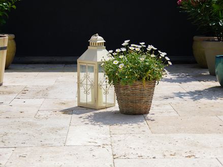 Rustic travertinové desky s lucernou a květinami