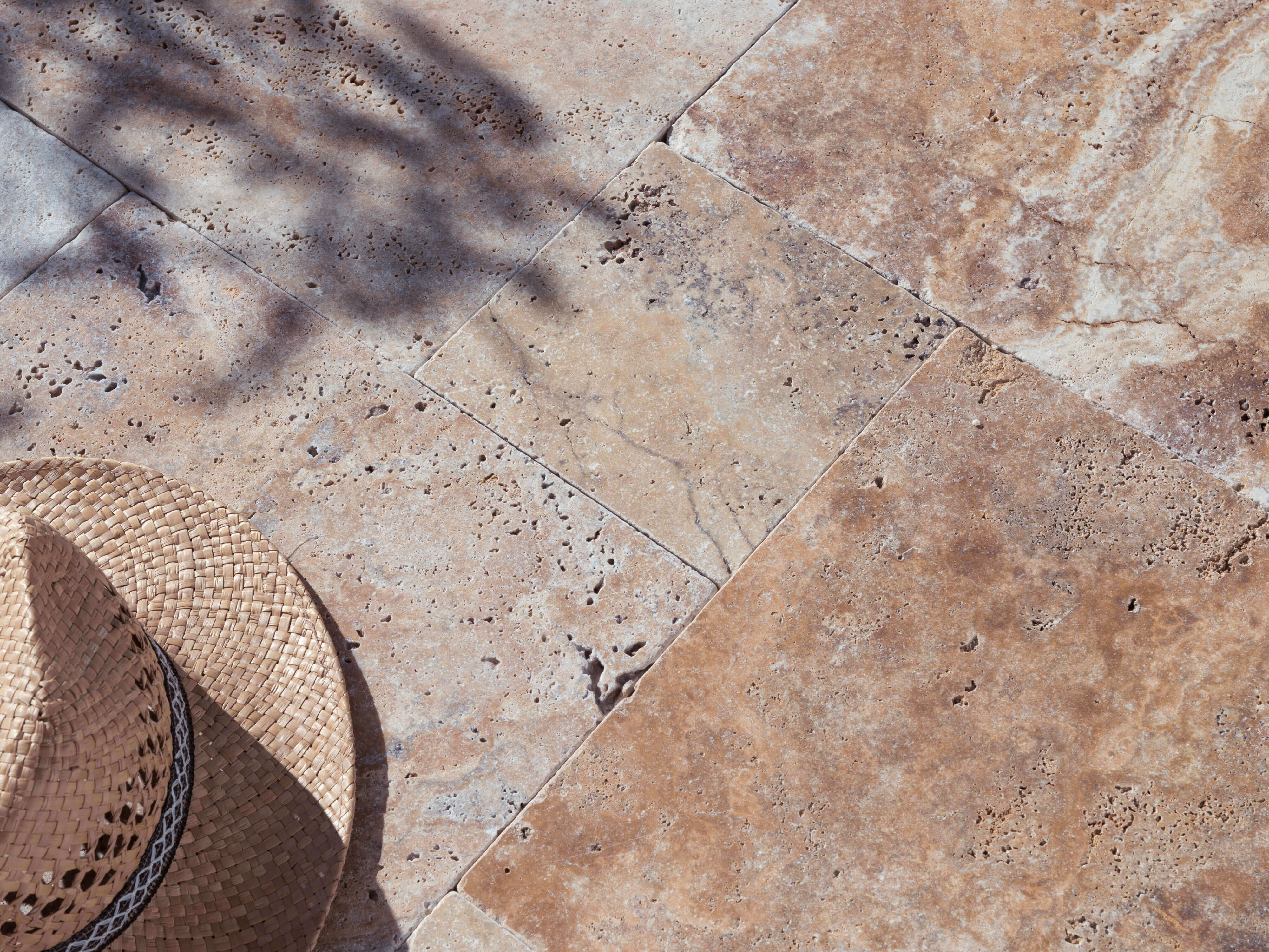 Travertinová terasa Scabas ve slunečním světle se slaměným kloboukem