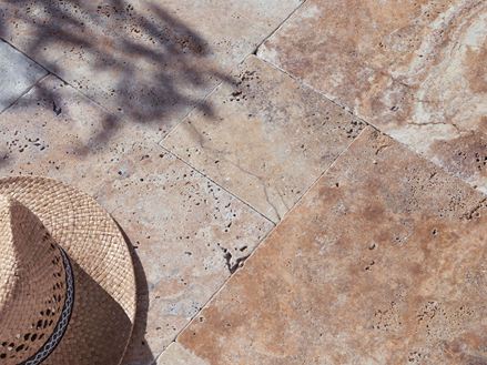 Travertinová terasa Scabas ve slunečním světle se slaměným kloboukem