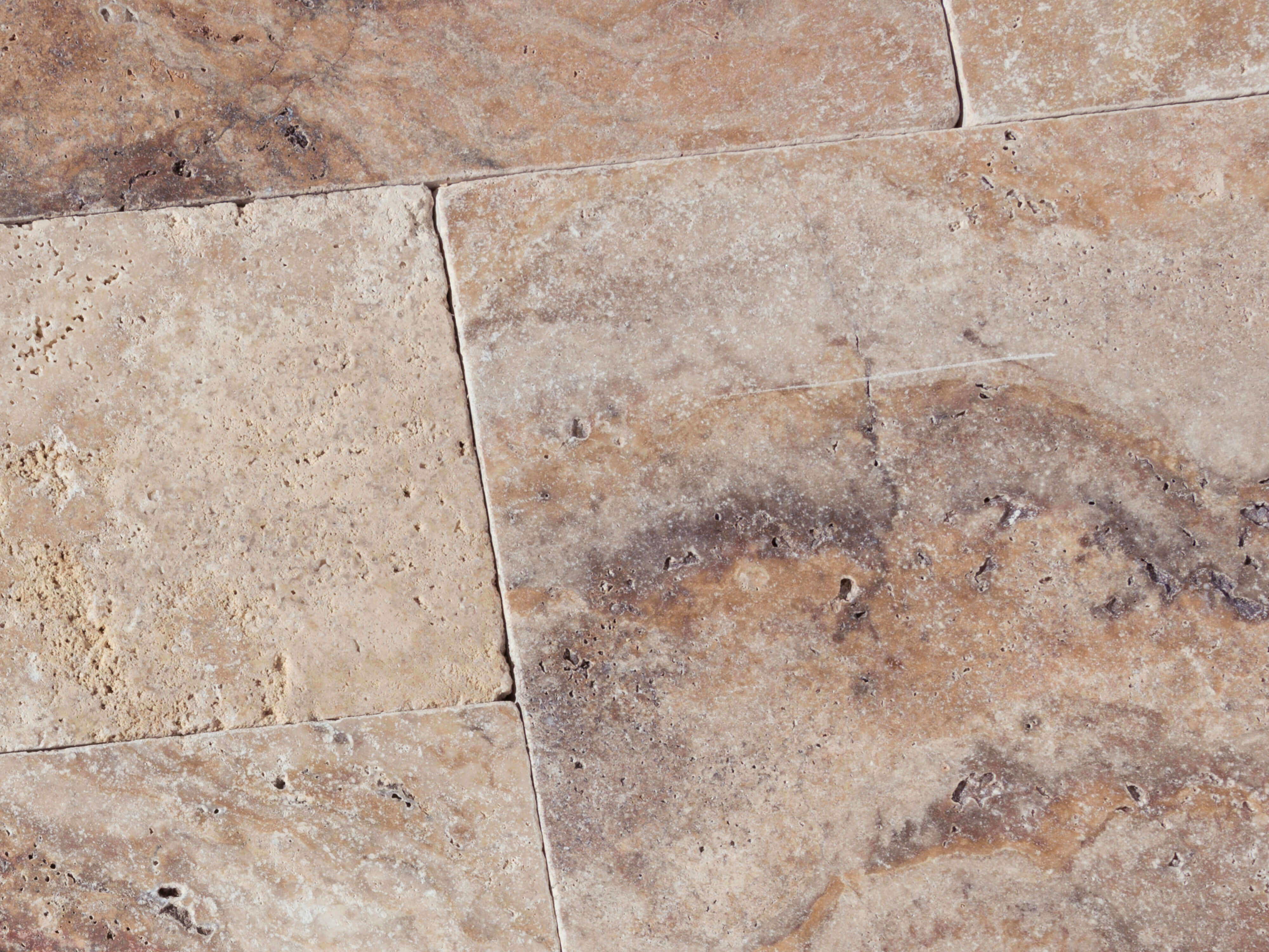 Travertin Scabas s pestrou hrou barev Detailní záběr