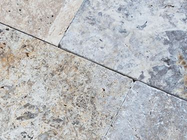 Travertin Silver zblízka