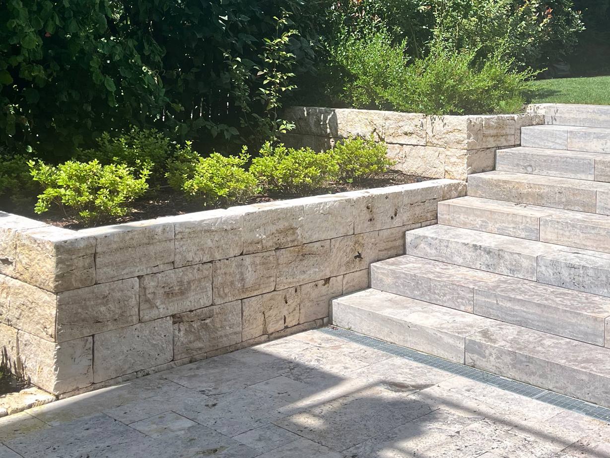 Krásná kombinace: Travertin Silver Terrace s Medium Select zdicími kameny. Fotografie zákazníka Travertinová stěna