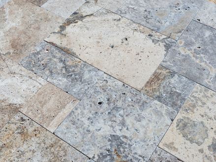 Silver travertinová deska položená v římské vazbě