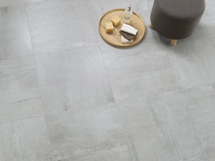 Koupelna s vanou a světlým betonovým obkladem Concrete Stone