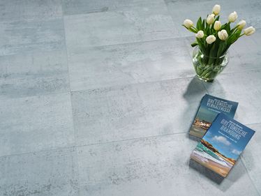 Betonové_vzhledové_dlaždice_železo_stříbro_s_tulipány_a_knihami