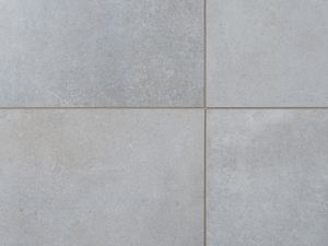 Dlaždice ve vzhledu betonu Pure Clay se spárami ze sousedství