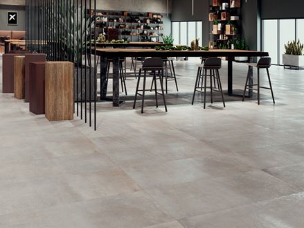 Dlaždice Pure Clay se stolem a židlemi