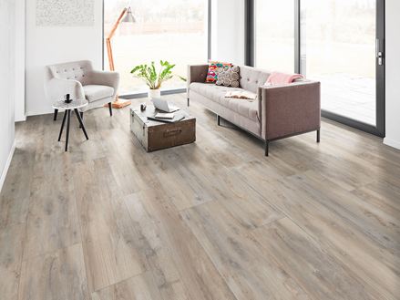 Obývací pokoj s dlaždicemi Canada Lake a pohovkou