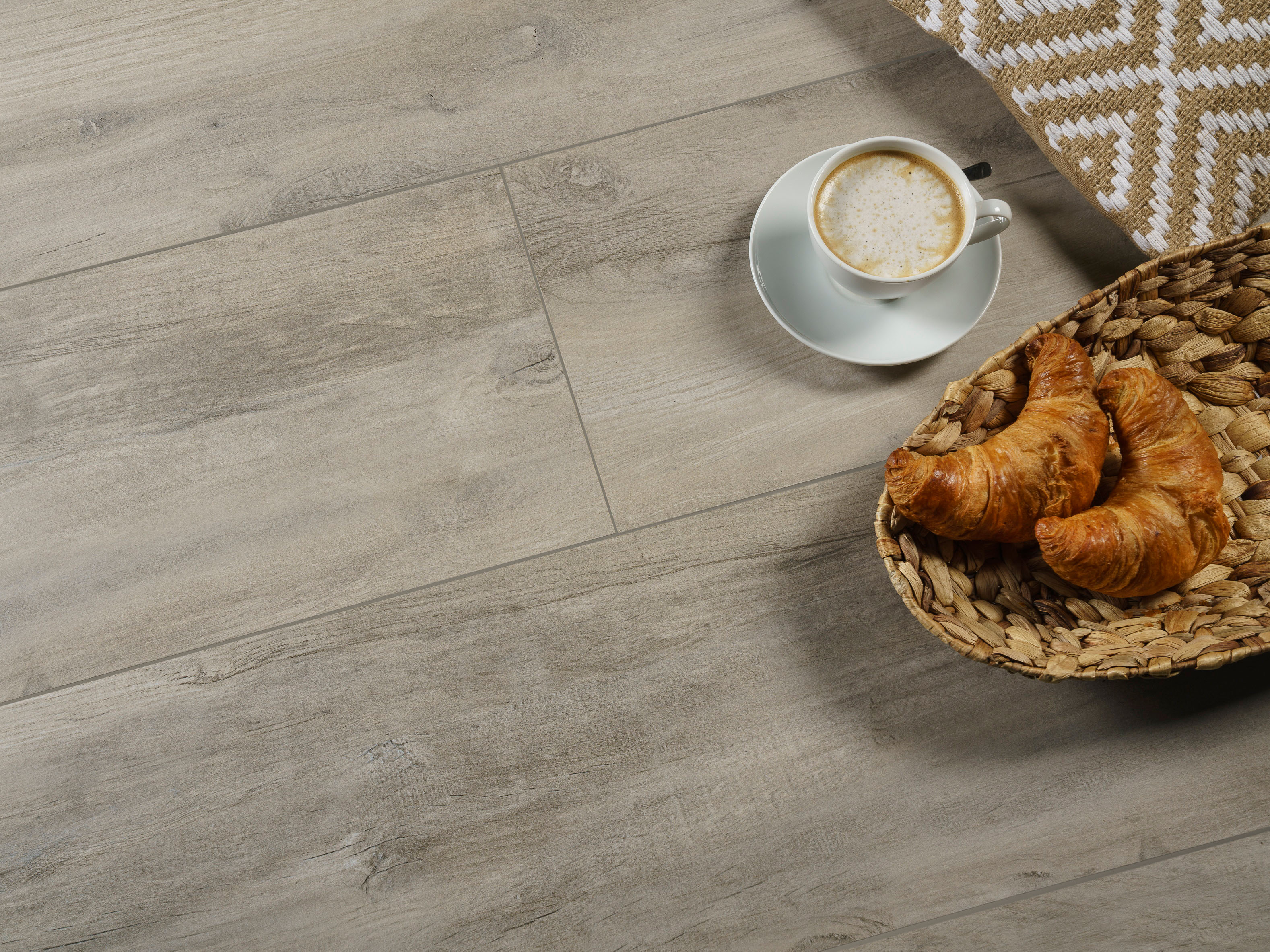 Wood_look_tiles_Canada_Lake_with_croissant_and_coffee (Dřevěné_vzhledové_dlaždice_Kanada_jezero_s_kávou)