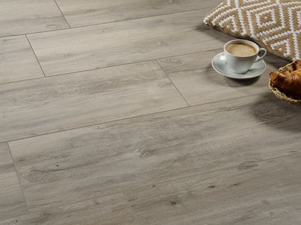 Wood_look_tiles_Canada_Lake_with_coffee_and_cushions