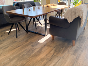 Jídelní kout s obklady s efektem dřeva Canada Lodge