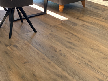 Dlaždice s efektem dřeva Canada Lodge jídelní stůl galerie 1