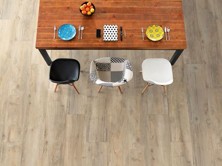 Jídelna s dlaždicemi Canada Sky, stolem a židlemi