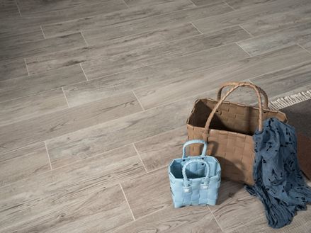 Módní tašky na módním dřevěném podstavci