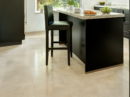 Kuchyně s moderním černým nábytkem a světle béžovou vápencovou dlažbou