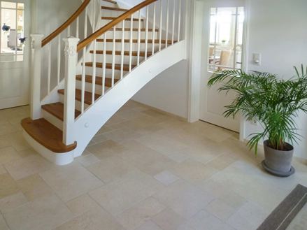 Cleopatra Light na schodišti