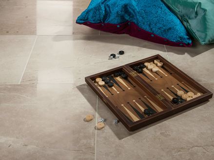 Královská krémová leštěná mramorová dlaždice s backgammonem a 2 polštáři