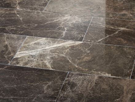Tmavé mramorové dlaždice s bílým žilkováním a úzkými spárami