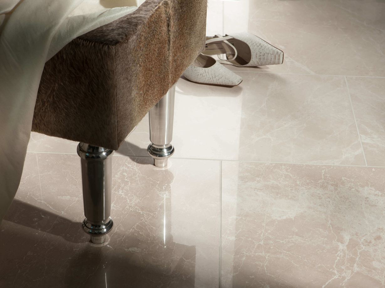 Přírodní kámen s fascinujícími vzory: Dlaždice Burdur Cream Dlaždice Burdur Cream se stoličkou a párem bot