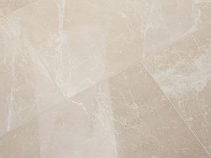 Mramorová dlažba Burdur Cream s leštěným povrchem a bílým žilkováním v béžové barvě podkladu.