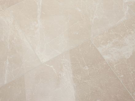Mramorová dlažba Burdur Cream s leštěným povrchem a bílým žilkováním v béžové barvě podkladu.