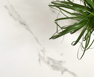 Pohled na dlaždici Perla White s mramorovým efektem shora