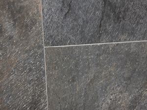 Křemencová dlažba v zářivých odstínech zelené s úzkými světlými spárami.