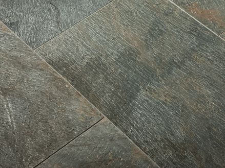 Instalovaná křemencová dlažba Deoli Green s jemně broušeným povrchem