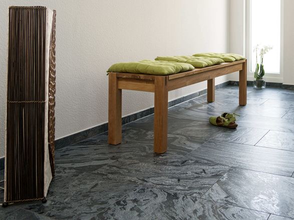 Lavička na kvarcitových dlaždicích Silver Grey ve vstupním prostoru