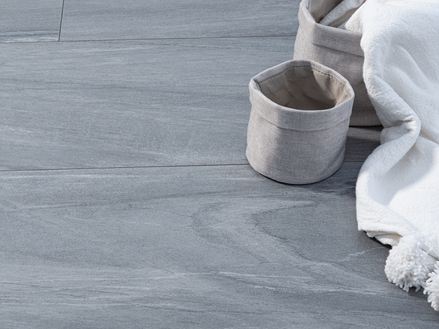 Šedé dlaždice s kamenným vzhledem a dekorem