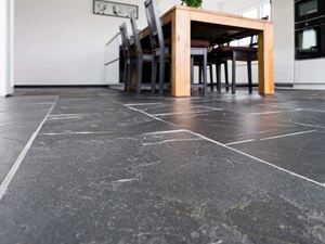 Galerie 1_Pohled z nízké perspektivy na břidlicovou podlahu – Black Rustic – js