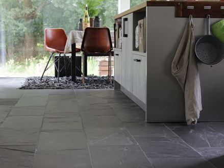 Fotografie zákazníka Black Rustic v kuchyni s křeslem s mušlí