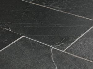 Detailní záběr na položenou přírodní břidlici v antracitové barvě s bílou spárou