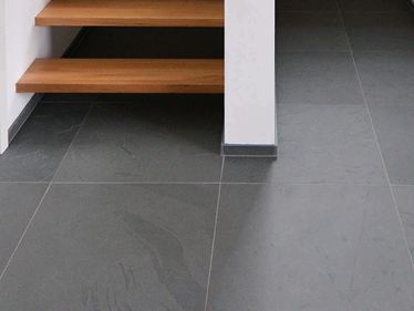 Gal1_Focení pro zákazníka – břidlicové dlaždice – Grey Slate – schodiště – js