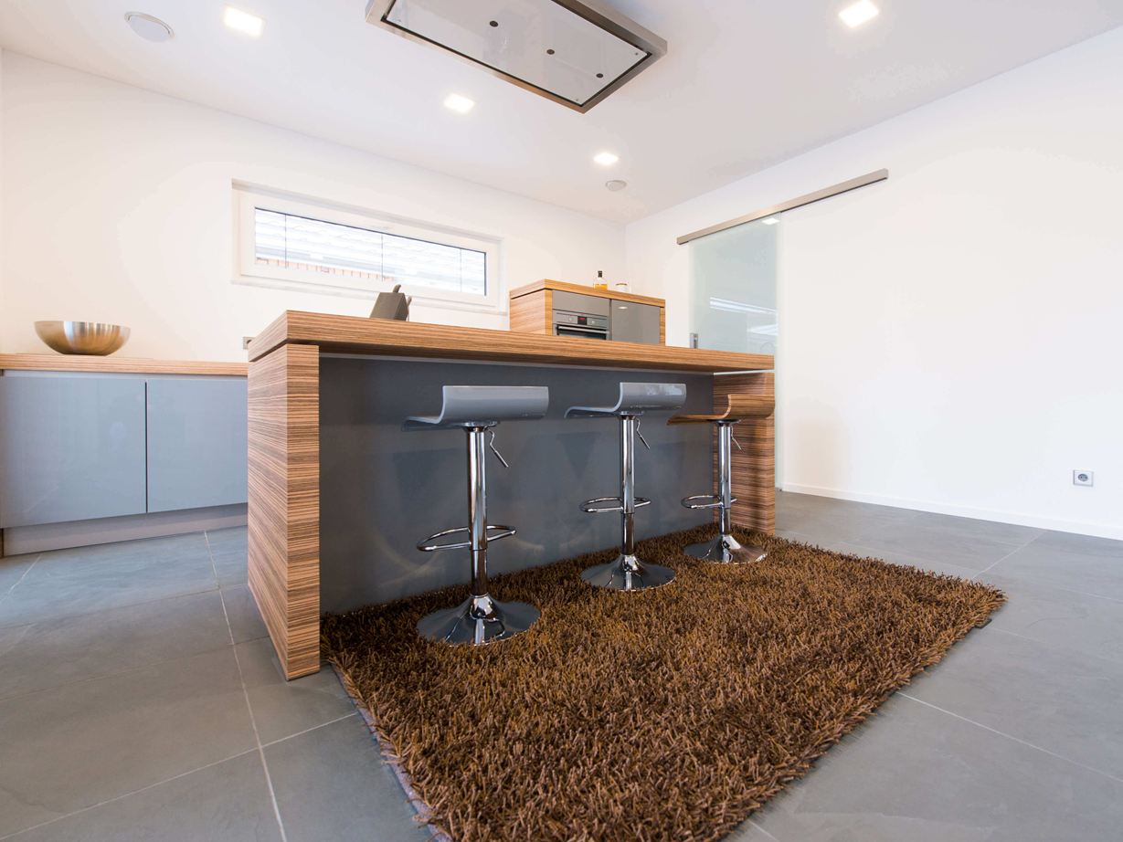 Krásné teplé hnědé barvy a dřevo Grey Slate Dlaždice v moderní kuchyni