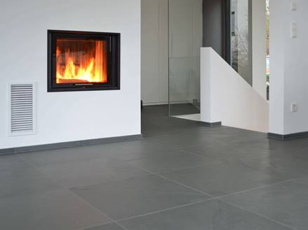 Grey Slate dlaždice položené před krbem