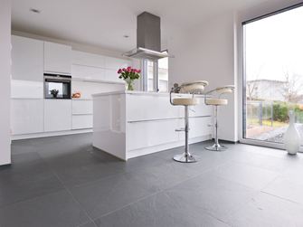 Bílá kuchyně s kovovými prvky na břidlicové dlažbě Grey Slate s děleným povrchem