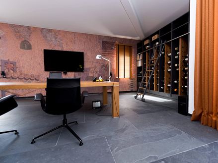 Kancelář se stojanem na víno a dřevěným stolem, břidlicová podlaha Mustang