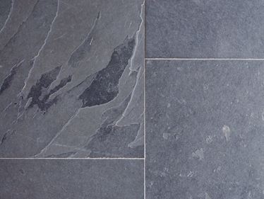 Pokládka břidlicových dlaždic Mustang fotografovaných shora