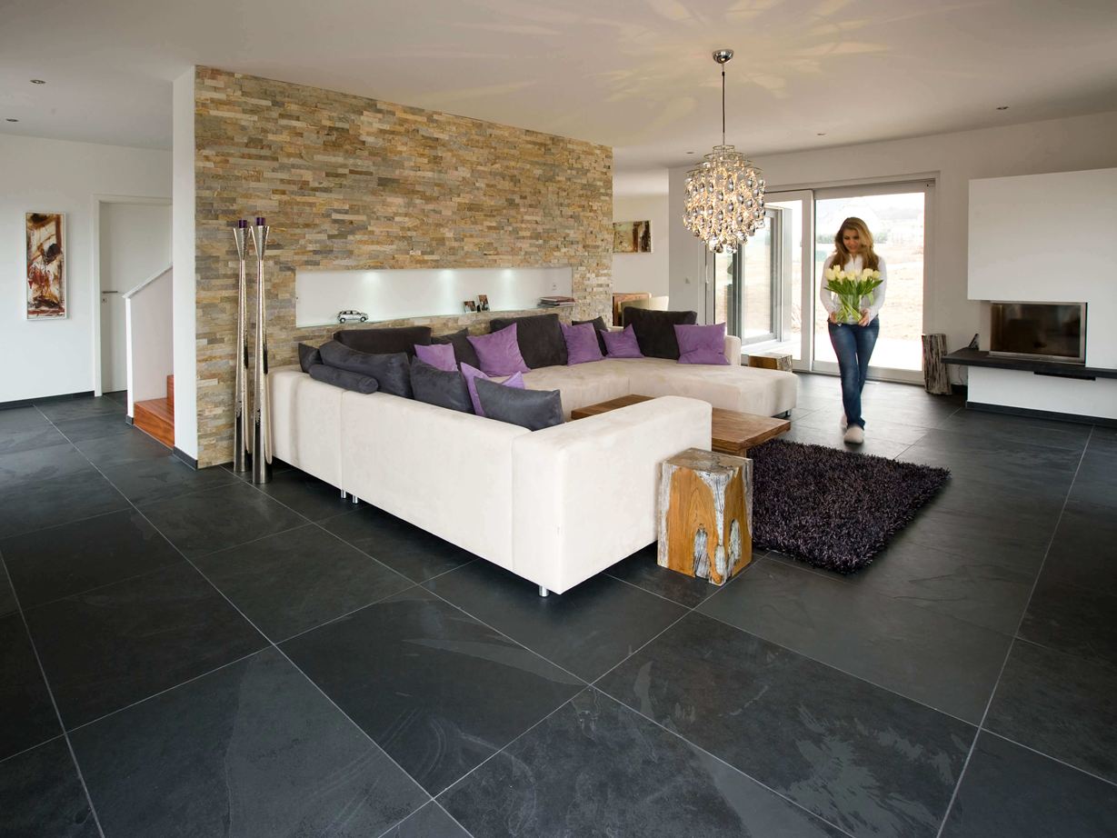 Fotografie zákazníka: Dlaždice Mustang, položená v obývacím pokoji s ženou přinášející tulipány